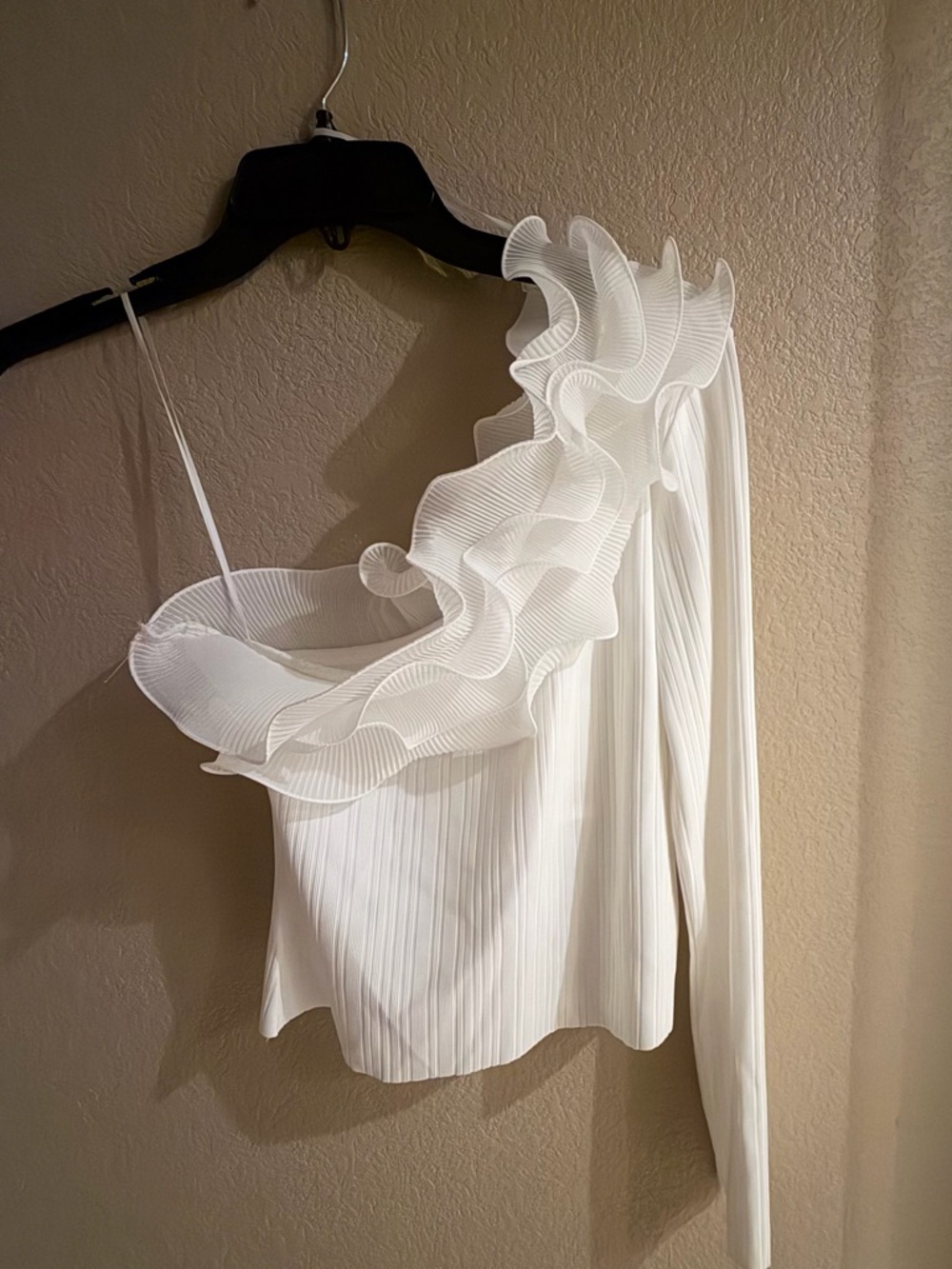 Gianni Bini White One-Shoulder Ruffle Pleated Camisole